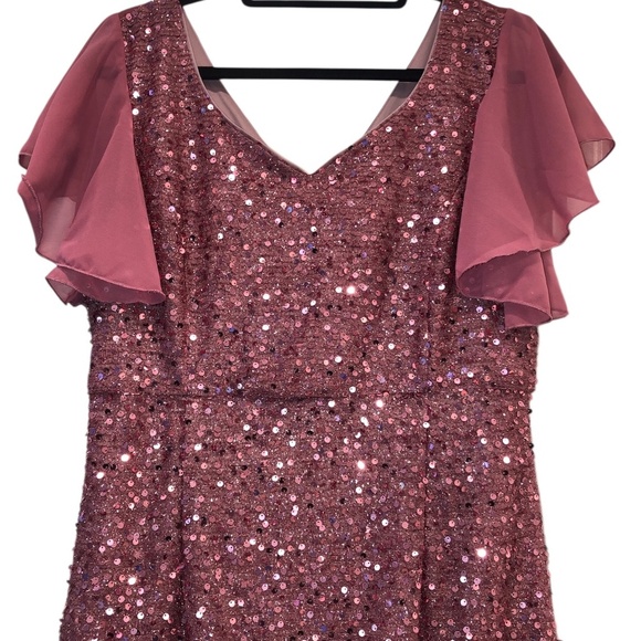 Women’s Long Evening Gown with Heart-Shaped Neckline - Picture 4 of 10